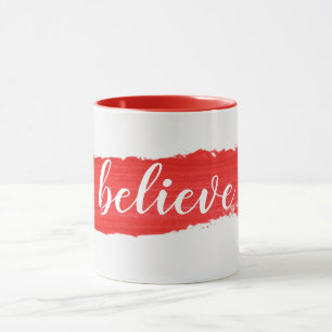 Taza con texto CREER sobre pintura roja