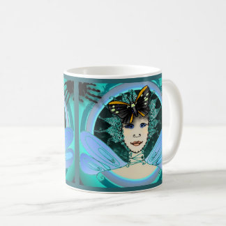 Taza con una hada elegante que lleva un gorra de