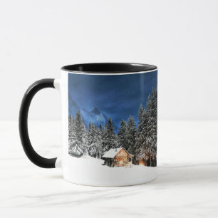 Taza con vista a cabaña de troncos