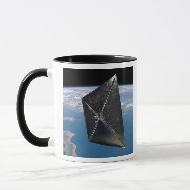 Taza Concepto artístico de NanoSail-D en el espacio (Izquierda)