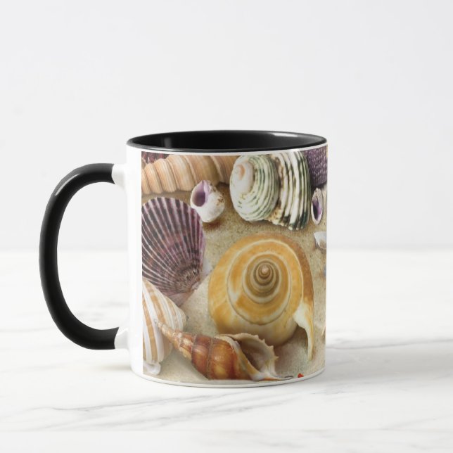 Taza conchas marinas en la playa (Izquierda)