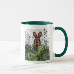 Taza Conejo en un parche de col