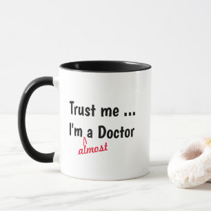 Taza Confía en Mí Casi Doctor - Chiste Médico