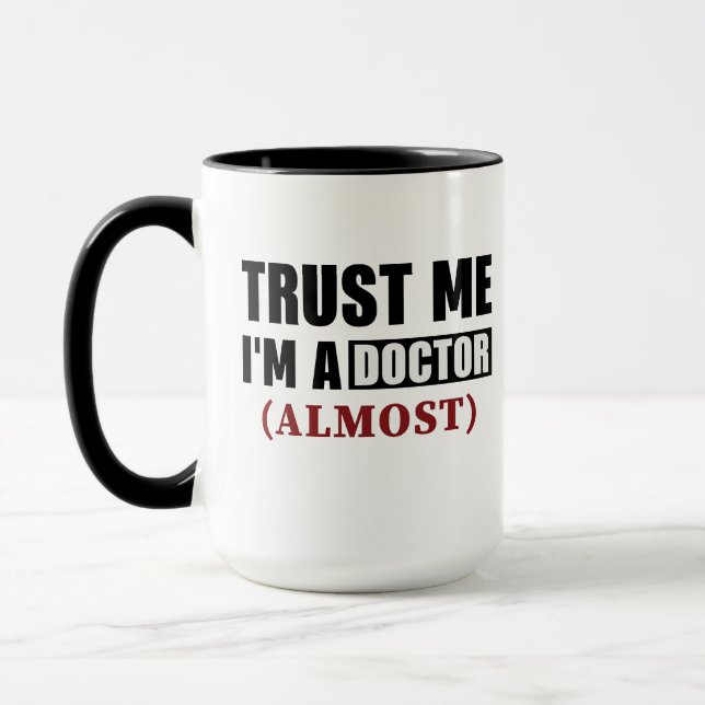 Taza Confía En Mí Como Médica Casi (Izquierda)