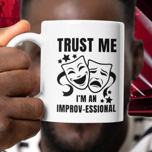 Taza Confía en mí soy un ImproV de Diversión de Mejoras