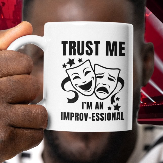 Taza Confía en mí soy un ImproV de Diversión de Mejoras (Fun TRUST ME IMPROV coffee mug gift with CUSTOMIZABLE TEXT to personalize. Features theater masks.)