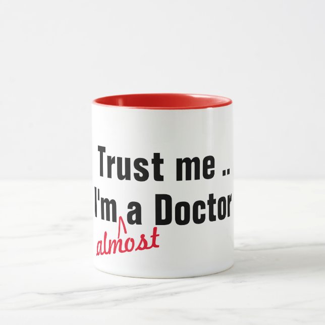 Taza confíe en mí, estoy casi médico de un juego de pal (Centro)