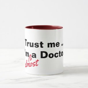 Taza confíe en mí que soy casi un médica de calabaza