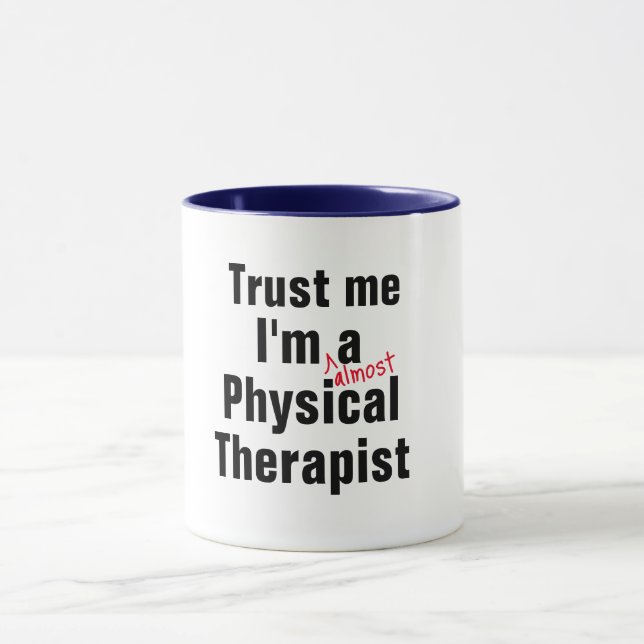 Taza confíe en mí soy casi fisioterapeuta Pun Funny (Centro)