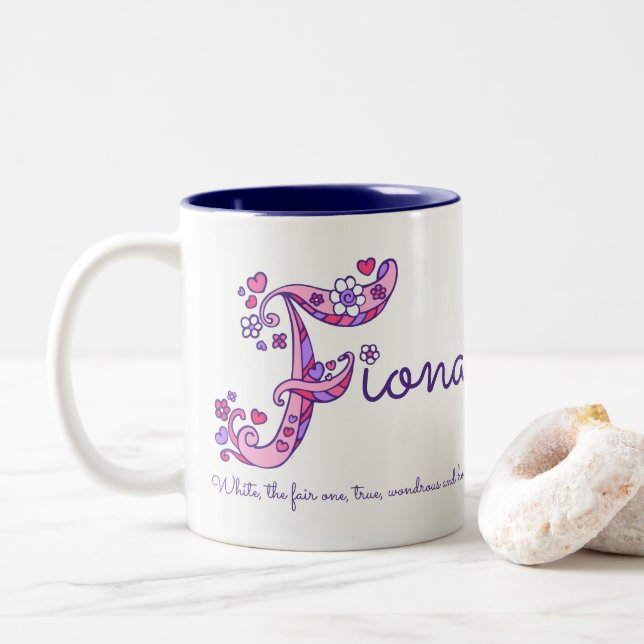 Taza conocida del monograma de la flor F del (Con donut)