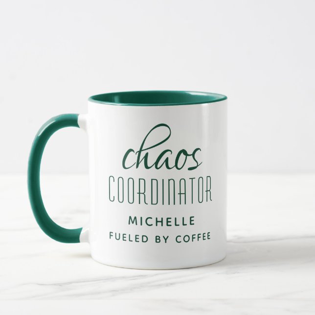 Taza Coordinador de caos Tipografía verde personalizada (Izquierda)