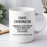 Taza Coordinador del caos Funny Office Mug<br><div class="desc">¿Cansado de tazas aburridas que se mezclan con las paredes beige? ¡Sube tu escritorio (y tu rutina matutina) con una de nuestras hilarantes, sarcásticas y absolutamente únicas tazas de café! Ya sea que estés buscando el regalo perfecto para tu compañero de trabajo obsesionado con el café o que sólo quieras...</div>
