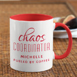 Taza Coordinador del caos Tipografía roja personalizada<br><div class="desc">El coordinador del caos, Red Typography Personalized Coffee Mug (Tipografía roja Personalizada para el café) presenta un diseño simple del texto "coordinador del caos (tu nombre) alimentado por el café" en un divertido guión de caligrafía roja con tu nombre personalizado debajo. Personalice editando el texto en el cuadro de texto...</div>