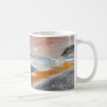 Taza coralina del extracto de la playa