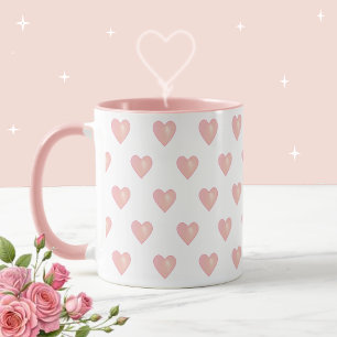 Taza Corazones rosados hermosos sobre blanco