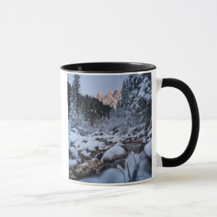 Taza Cordillera montañosa Geisler cubierta de nieve