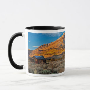 Taza Cortijo viejo a lo largo del lago Hwy 395 en junio
