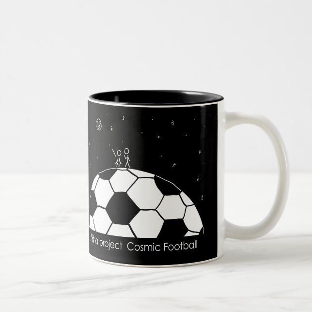 Taza cósmica del fútbol - ilustracion del amor (Derecha)