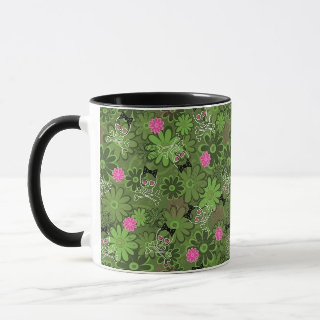 Taza Cráneos punkyes femeninos en el fondo de Camo de (Izquierda)