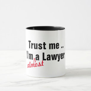Taza Créeme, soy casi abogado Derecho Pun Funny