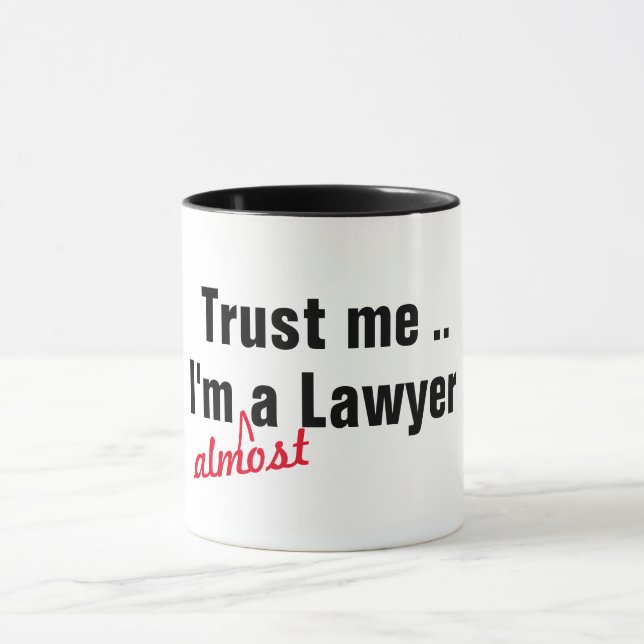 Taza Créeme, soy casi abogado Derecho Pun Funny (Centro)