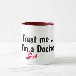 Taza créeme, soy un médica de medicina café divertid