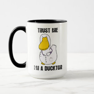 Taza Créeme, soy un Médica de pato sardínico gracioso d