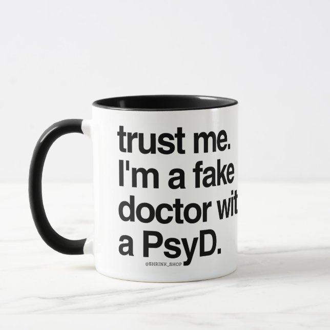 Taza Créeme, soy un Médica falso con un PsyD (Izquierda)
