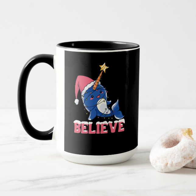Taza Creer que los Navidades de Narwhal niegan luces de (Con donut)