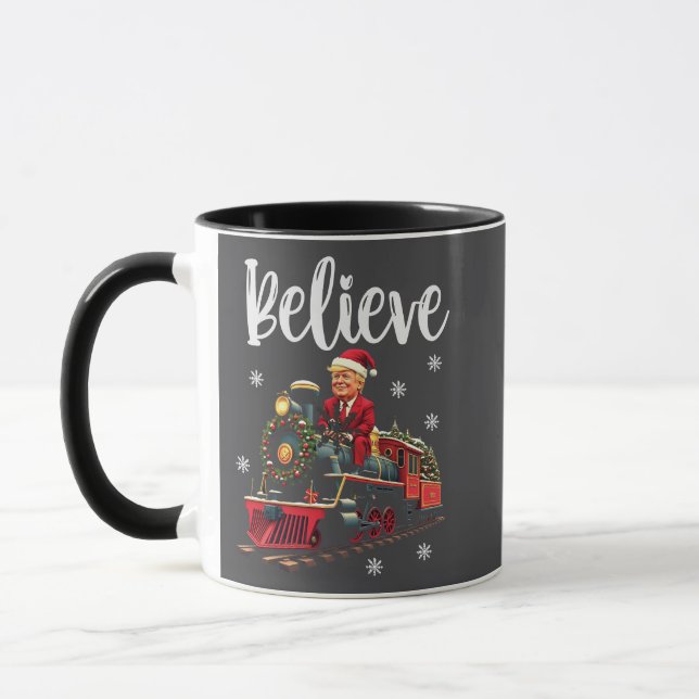 Taza Creer que Trump monta un tren en Santa Apron (Izquierda)