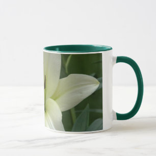 Taza cremosa del lirio