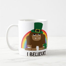 Taza ¡Creo! Leprechaun Bigfoot