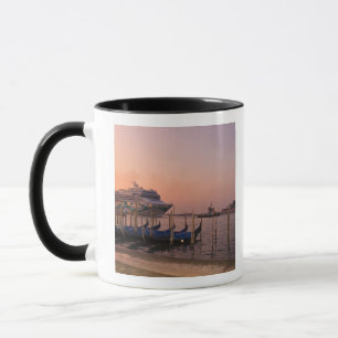 Taza Crucero y góndolas cerca del Gran Canal, Italia