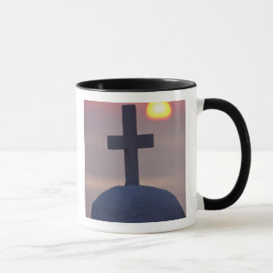 Taza Cruz en la parte superior de la iglesia al atardec