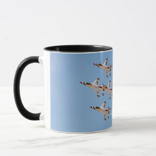 Taza Cuatro F-16 Thunderbirds vuelan en formación cerra