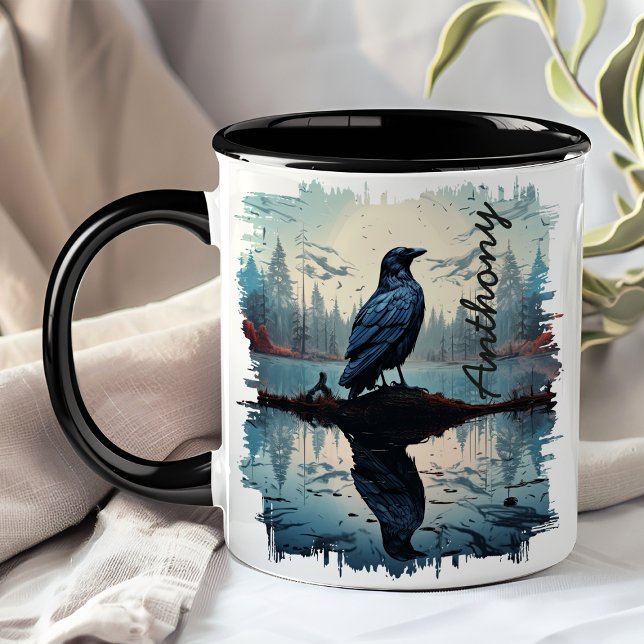 Taza Cuervo junto al reflejo del lago tranquilo (Subido por el creador)
