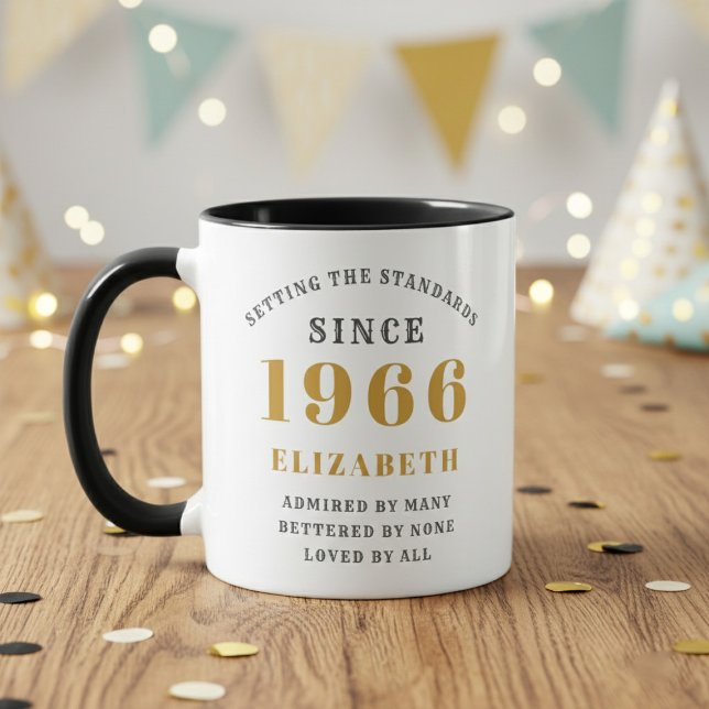 Taza Cumpleaños 60 1966 Agregar nombre elegante (Born 1966 birthday gift mug. Wood table with out of focus background. )