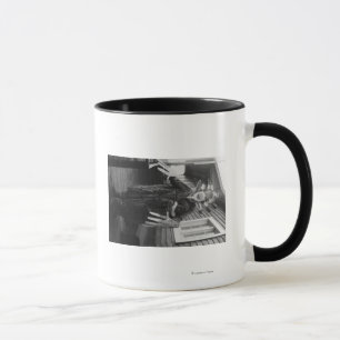Taza Curandero esquimal y muchacho enfermo en Alaska