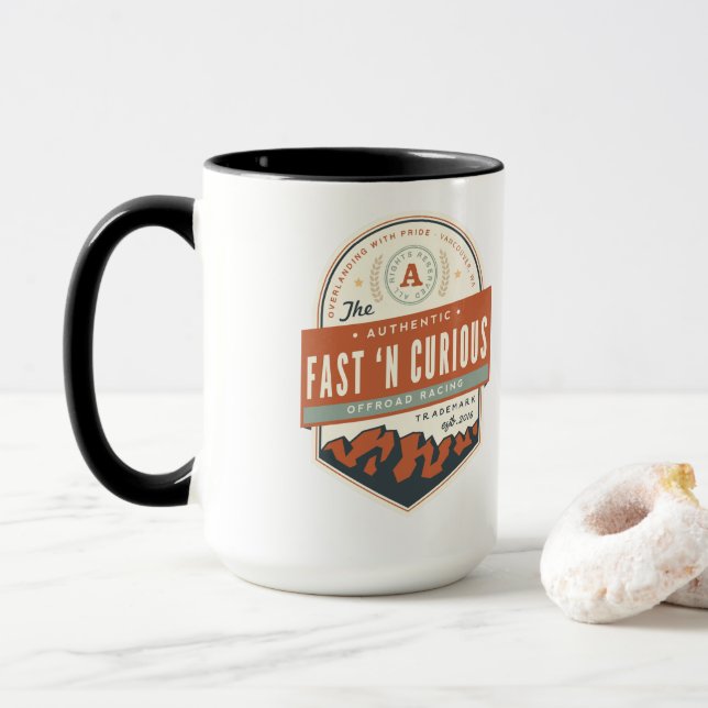 Taza curiosa del n rápido - los "chicas cavan la (Con donut)