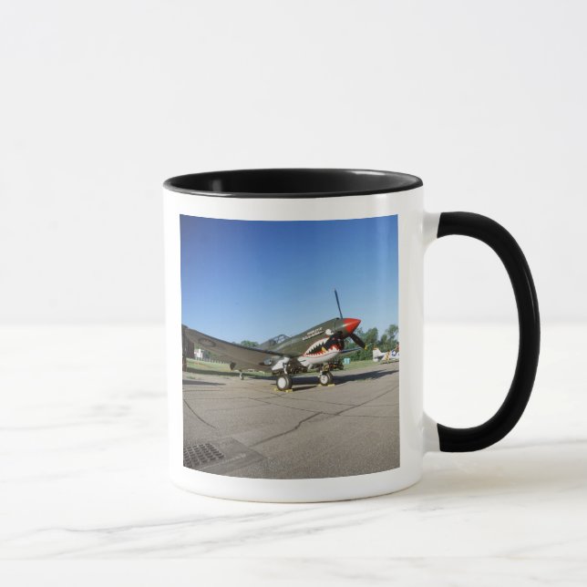 Taza Curtiss P-40 Warhawk, en el salón aeronáutico de (Derecha)