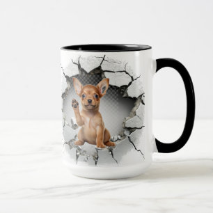 Taza Cute Chihuahua en una pared rota