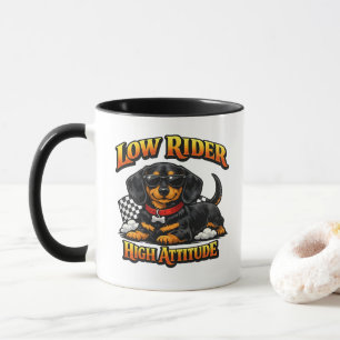 Taza Dachshund divertido de baja estatura, alta actitud