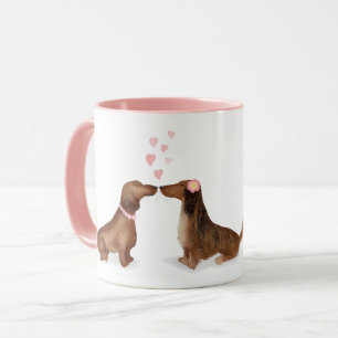 Taza Dachshunds en el fango personalizado del amor (dos