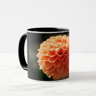 Taza Dahlia de Luz Naranja – Fotografía Floral de Arte 