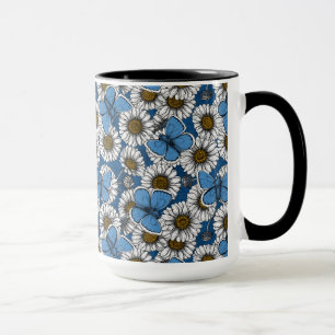 Taza Daisies, flores silvestres blancas y mariposas azu