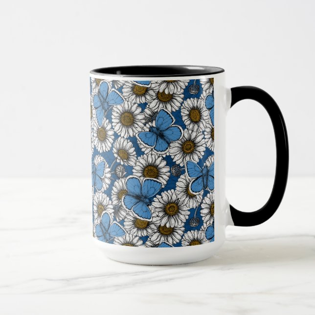Taza Daisies, flores silvestres blancas y mariposas azu (Derecha)