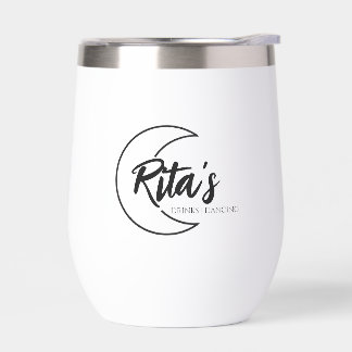 Taza de bebidas y baile de Rita a la luz de la lun