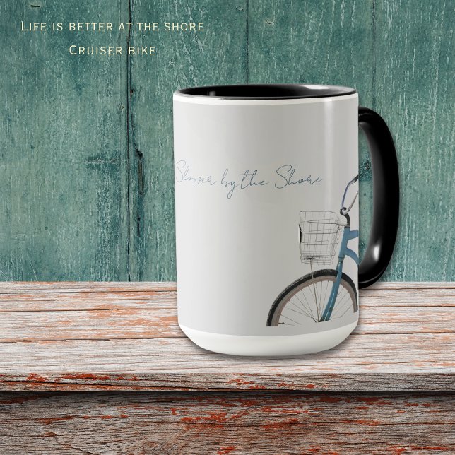 Taza de bicicleta cruiser de la costa de Rhode Isl (Life moves slower by the shore mug. Perfect mug for your morning coffee at the shore. Customize it!)
