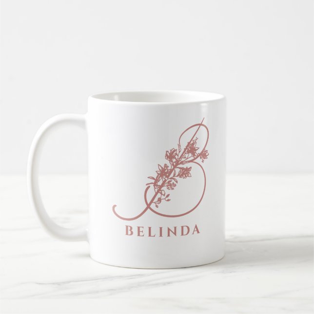 Taza de boda elegante con monograma floral rosa (Izquierda)