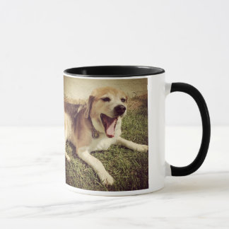 Taza de bostezo del perro